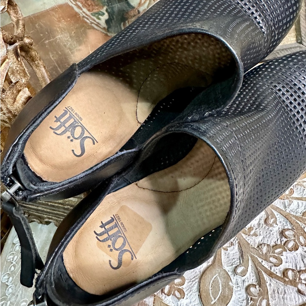 EUC Sofft Black Perforated Leather Ankle Bootie w/ V Notch Size: 8.5 - Picture 10 of 12